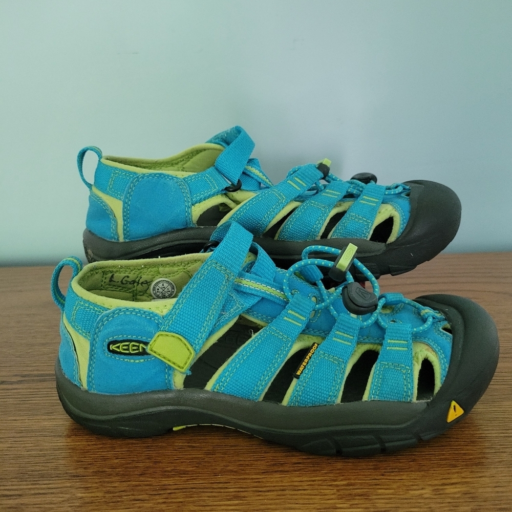 KEEN Big Girls Newport H2 Sandal Size 4
